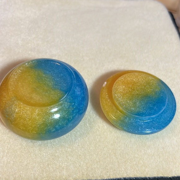 Light blue and yellow trinket resin dish with lid - Picture 4 of 7